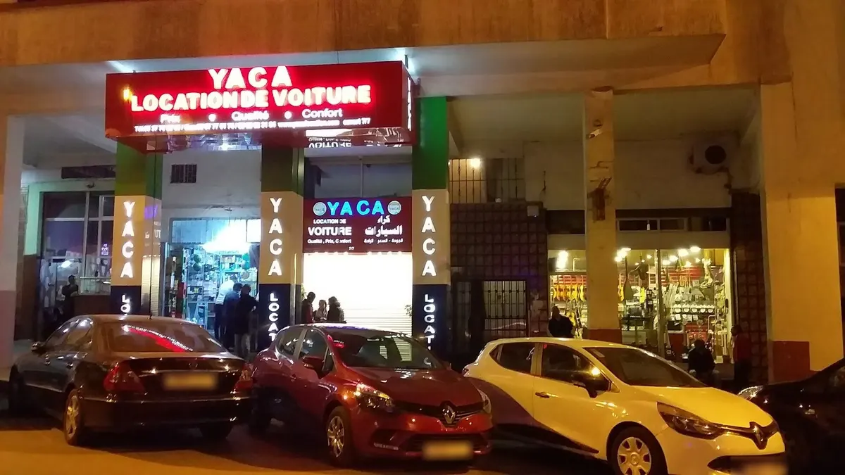 L’agence YACA de l’avenue Moulay Ismail, Rabat, de nuit.